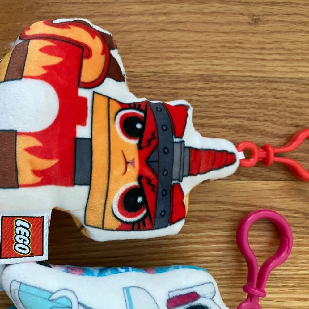 3 Lego clips